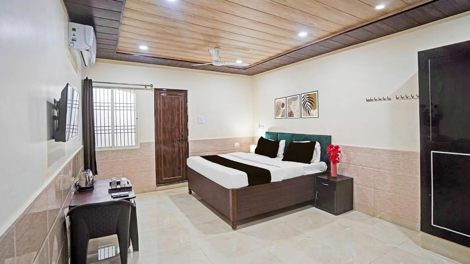 Super Hotel O Varanasi Banaras Junction Formerly Girija Palace 4*,  India